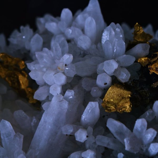 Abstract crystal structure representing focus and clarity